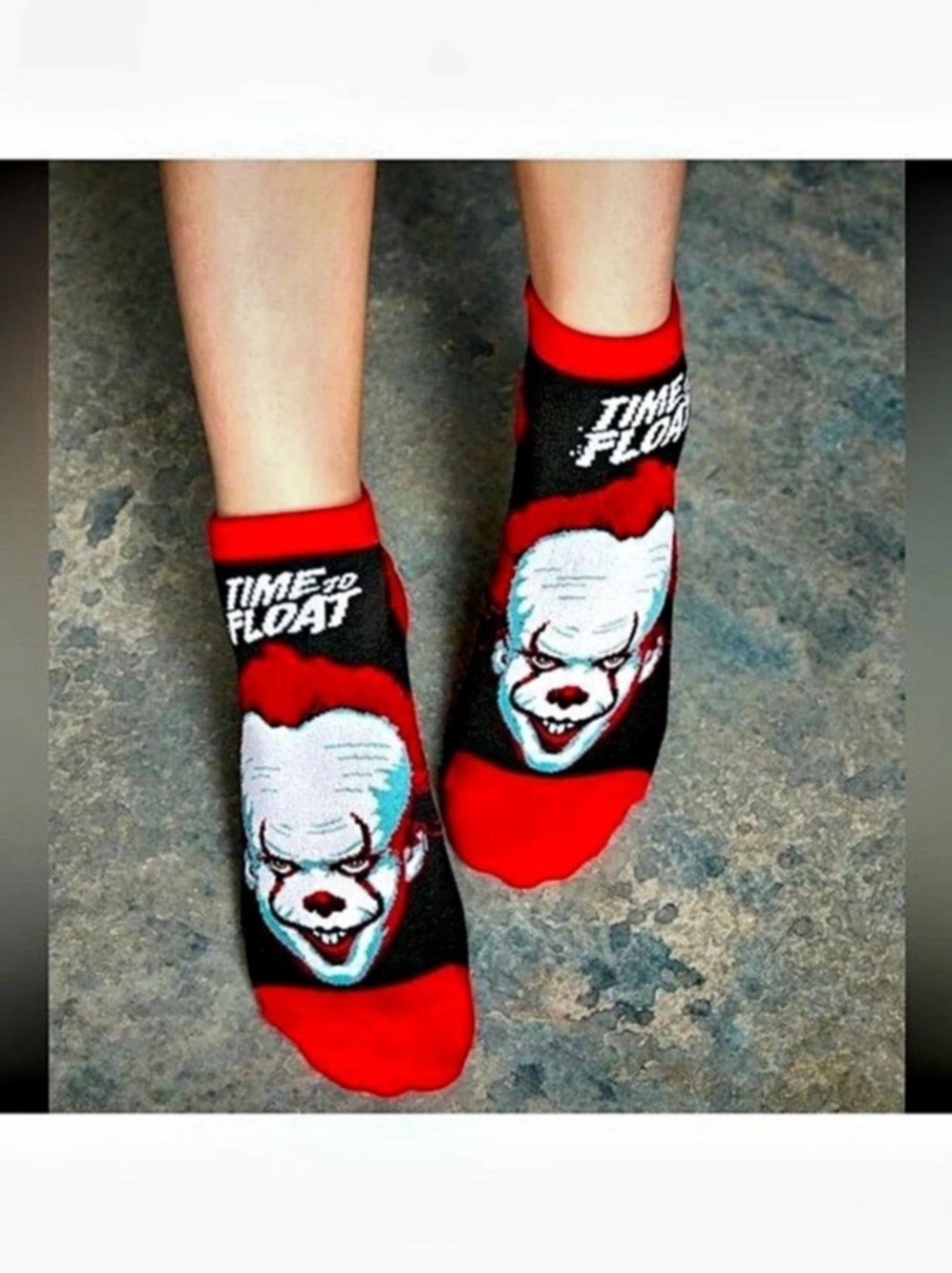 Bioworld IT Pennywise Time to Crew Socks Red & Black & Earrings